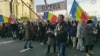 În jur de 10 mii de oameni protestează, duminică, 12 ianuarie 2025, la București, față de anularea turului al doilea al alegerilor prezidențiale din 24 ianuarie. Ei cer demisia președintelui Klaus Iohannis. 
