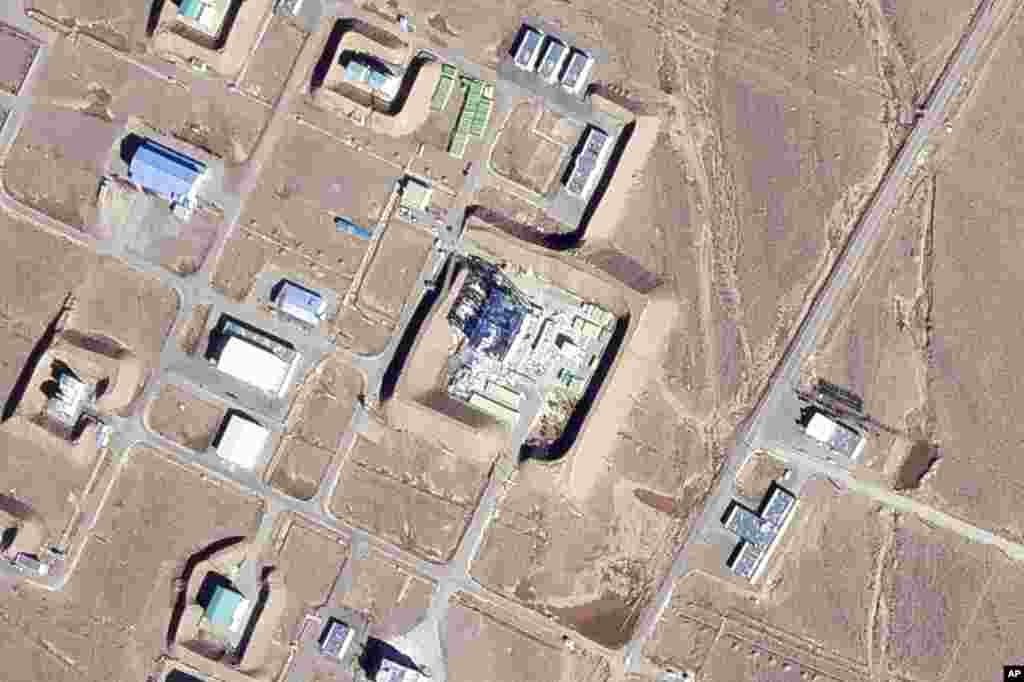 ویرانی ساختمانی بزرگ در مرکز فضایی سپاه پاسداران در شاهرود بر اثر حمله هوایی اسرائیل/ تاریخ عکس: ۸ آبان ۱۴۰۳