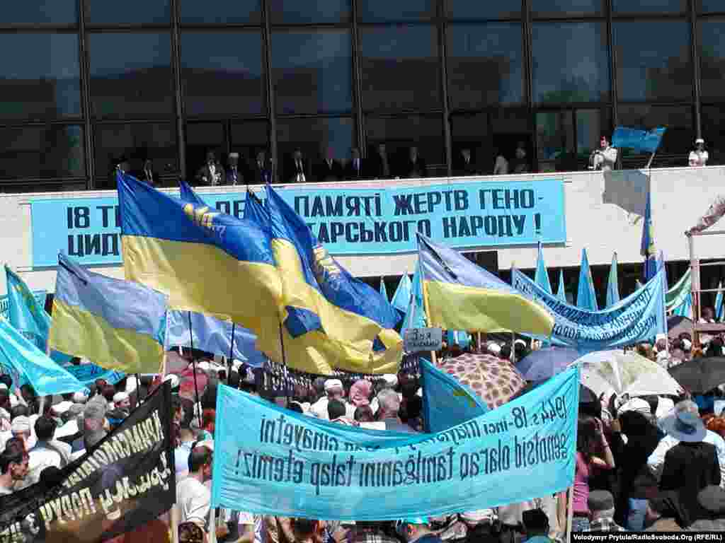 5. Год 2008-й, Симферополь, площадь Ленина. Балкон Украинского драматического театра – идеальная площадка для обращения к народу. На трибуне – духовные и светские лидеры крымских татар и руководство АРК.