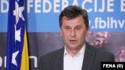 Premijer Federacije Bosne i Hercegovine Fadil Novalić potpisao je naveče 6 aprila Prijedlog zakona o ublažavanju negativnih ekonomskih posljedica 