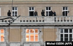 Polițiști înarmați, pe balconul universității din Praga, de unde bărbatul înarmat a tras, pe 21 decembrie.