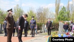 Посол України Євген Перебийніс на церемонії покладання квітів до пам'ятника воїнам Червоної Армії на Ольшанському кладовищі. 8 травня 2021 року