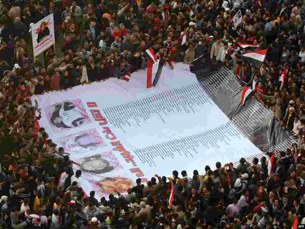 Demonstranti sa plakatom na kojem su imena i fotografije stradalih u demonstracijama.