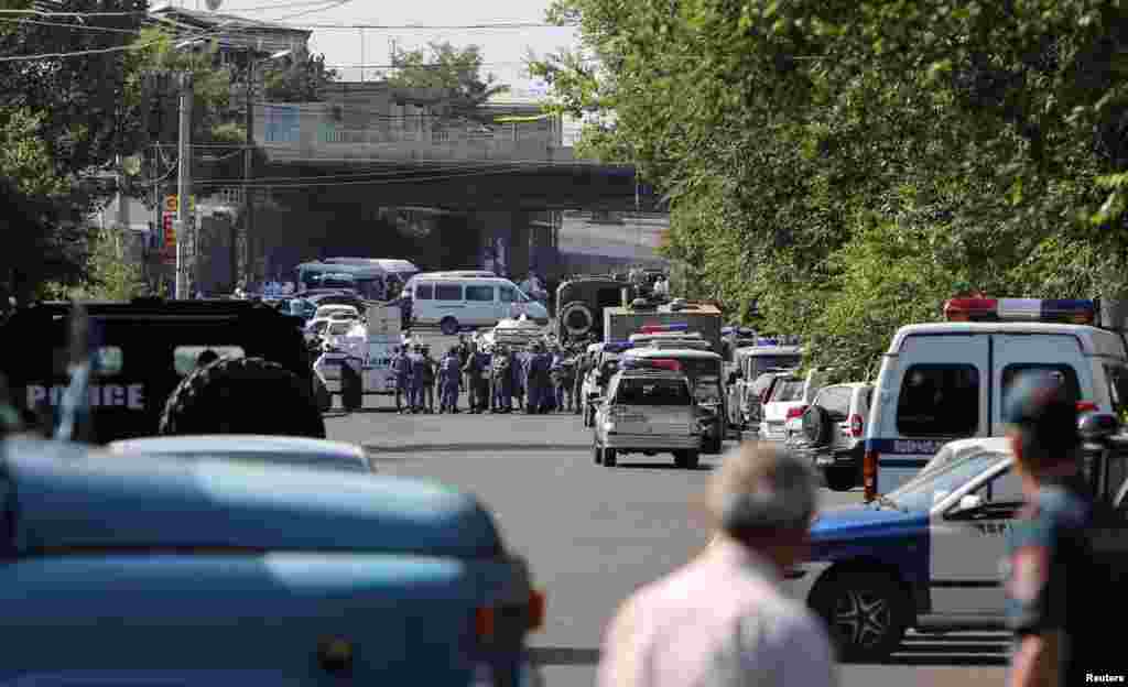 Полицейские машины блокируют въезд в ереванский район Эребуни, где активистами движения "Учредительный парламент" был захвачен полицейский участок. 