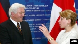 German Foreign Minister Frank-Walter Steinmeier with his Georgian counterpart, Ekaterine Tkeshelashvili, in Tbilisi