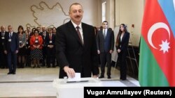 Ադրբեջանի նախագահ Իլհամ Ալիևը Բաքվի ընտրատեղամասերից մեկում քվեարկում է 2018 թվականի ապրիլի 11-ի արտահերթ նախագահական ընտրություններում 