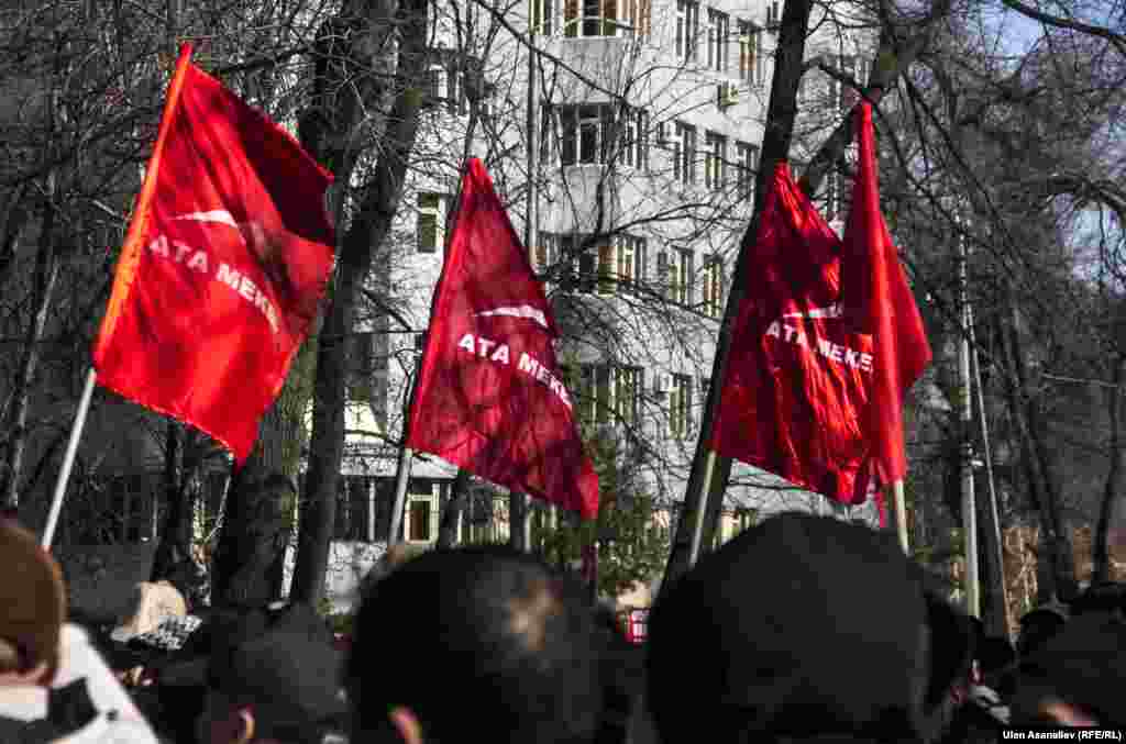 Его участники требовали освободить Омурбека Текебаева, задержанного в ночь на воскресенье в аэропорту Бишкека после прилета из Вены, где он участвовал в работе Парламентской ассамблеи ОБСЕ. 