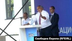От изградената за конференцията на ГЕРБ трибуна в "София Тех Парк" Борисов обяви, че сред обсъжданите варианти в момента е такъв, при който той да подаде оставка, но правителството да продължи да управлява