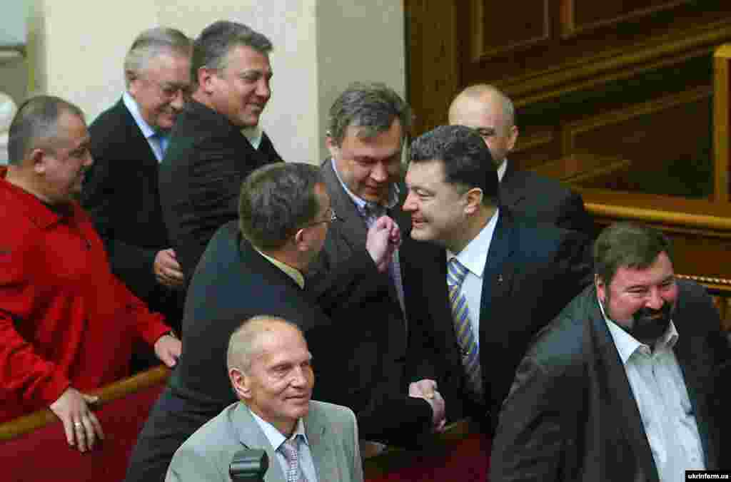 Верховна Рада України ухвалила постанову «Про призначення Петра Порошенка міністром закордонних справ України». За це проголосували 240 народних депутатів із 440 зареєстрованих у залі. Рішення підтримали у повному складі фракції БЮТ і Блоку Литвина, а також майже в повному складі фракція НУ-НС, по одному народному депутату із фракцій Партії регіонів і КПУ та четверо позафракційних народних депутатів. Петро Порошенко на засіданні парламенту склав присягу члена Кабінету міністрів України. На фото: новопризначений міністр закордонних справ України Петро Порошенко (праворуч) у сесійній залі. Київ, 9 жовтня 2009 року