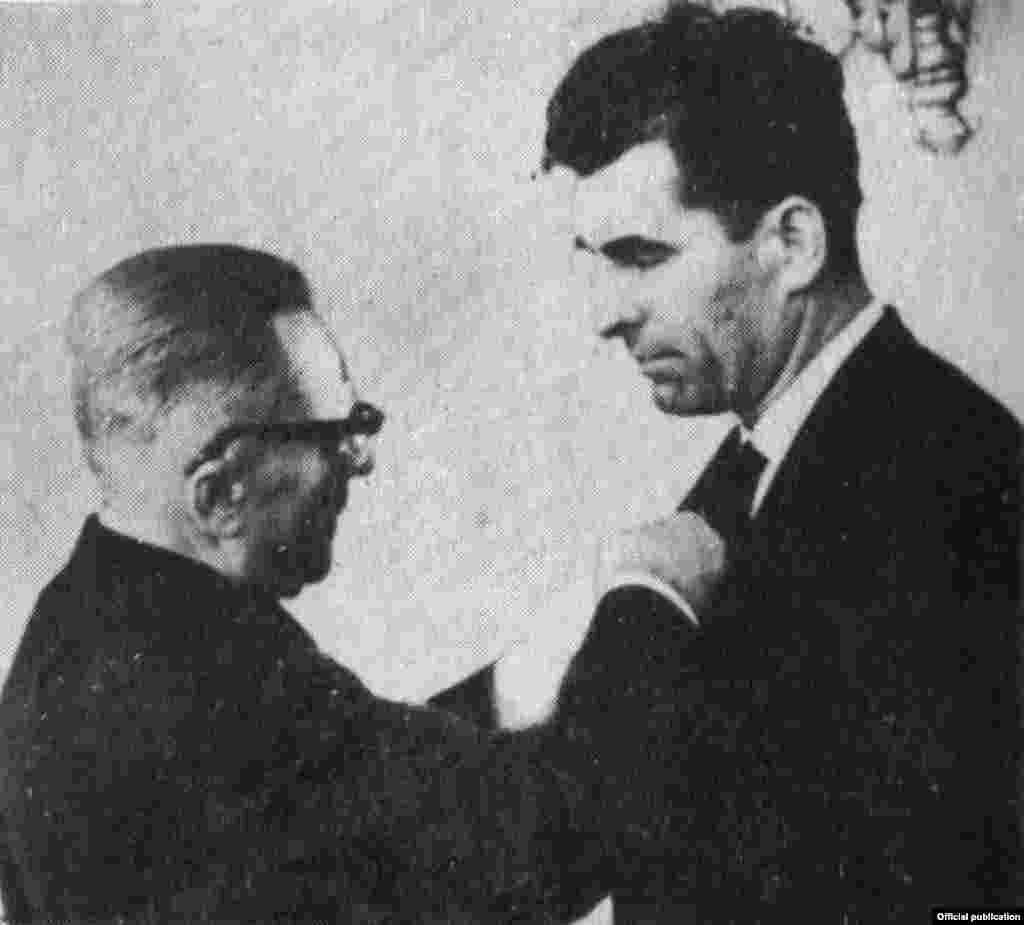 Уручэньне баўгарскага ордэна. Масква, 1965 г. Здымак з кнігі «Ніл Гілевіч. Збор твораў у 6 т.» выдавецтва «Мастацкая літаратура»