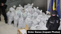  România se află pe ruta balcanică a heroinei, pe cea de intrare în Europa a cocainei, fiind și o zonă de tranzit pentru droguri sintetice din vestul Europei spre Orientul Mijlociu.