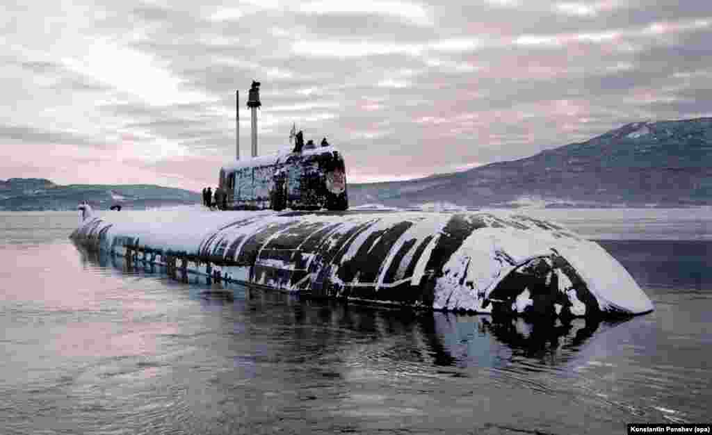 Атомная подводная лодка у Курильской гряды в 1998 г. Еще один фактор, привязывающий Россию к островам: военная стратегия. Глубоководные коридоры между островами позволяют российским подлодкам выходить в Тихий океан. 