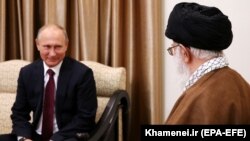 Iranski vrhovni vođa ajatolah Ali Hamnei na sastanku s ruskim predsednikom Vladimirom Putinom u Teheranu u novembru 2017.