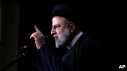 Ebrahim Raisi, președintele Iranului, a murit într-un accident de elicopter duminică seara. În cei trei ani în care și-a condus țara, Raisi a înăsprit controlul religios asupra societății, în ciuda protestelor pentru drepturile femeilor.