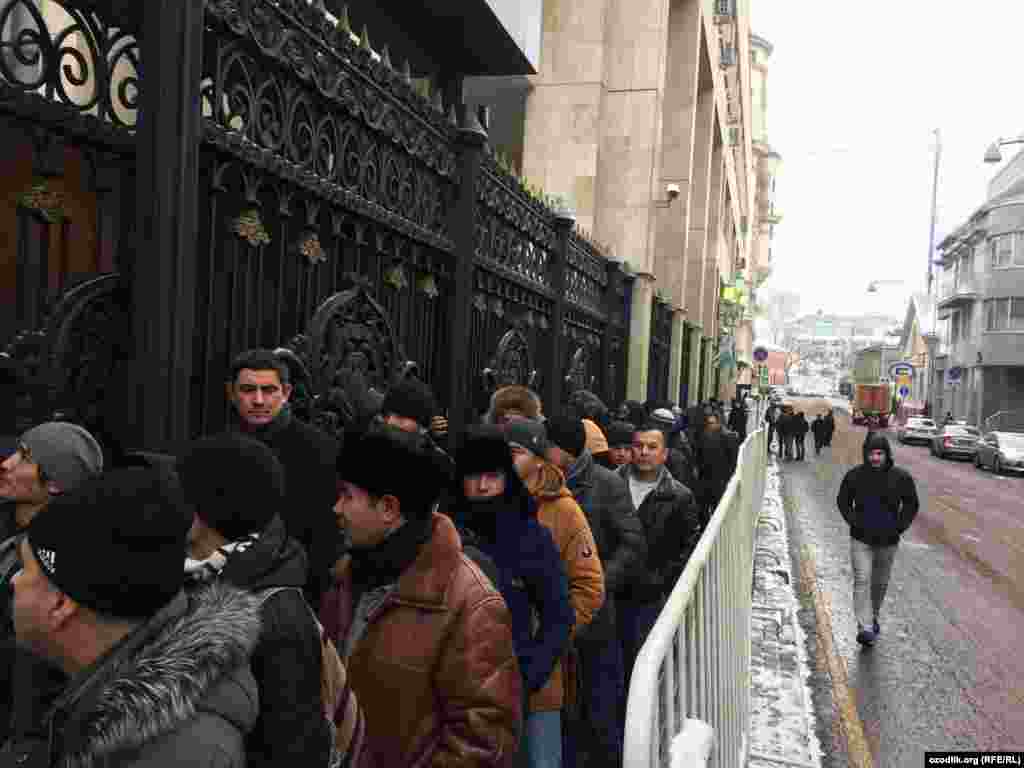 Трудовые мигранты из Узбекистана в очереди у избирательного участка в посольстве Узбекистана в России. Москва, 4 декабря 2016 года. 