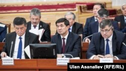 Сооронбай Жээнбеков баштаган өкмөт мүчөлөрү