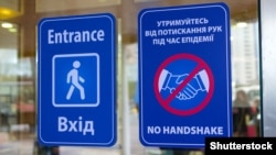 Виходячи з суспільної важливості роботи журналістів у цей час, Національна спілка журналістів України пропонує владі забезпечити можливість для працівників медіа під час виконання професійних обов’язків користуватися громадським транспортом в умовах епідемії