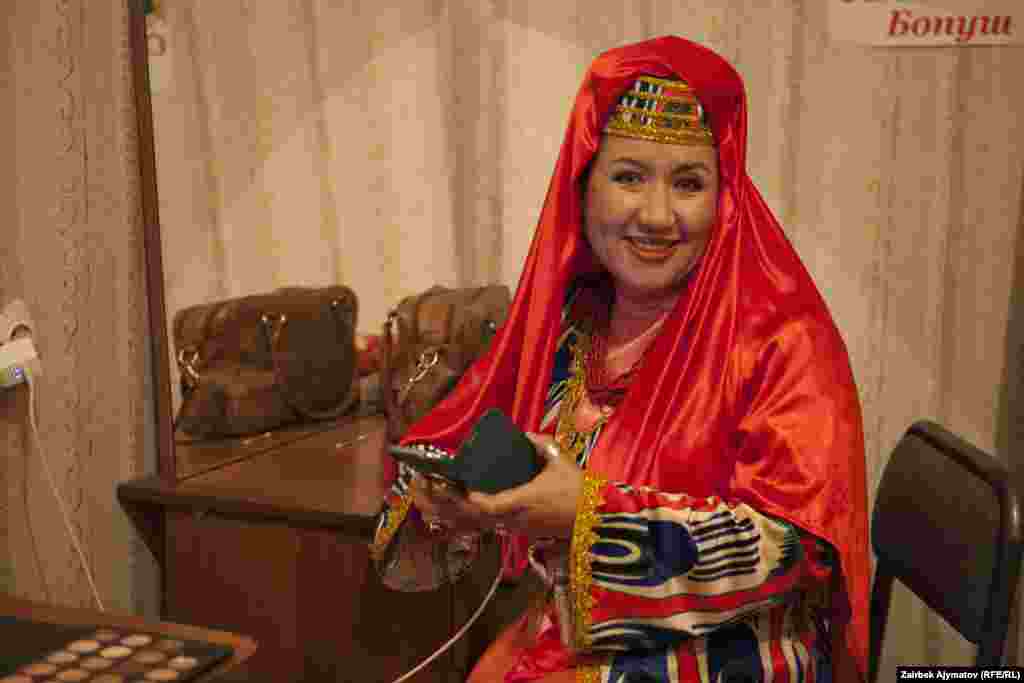 Элге "Сакиш" деген ат менен таанымал болгон актриса Айнура Тургунбаева уйгур айымдын ролунда.