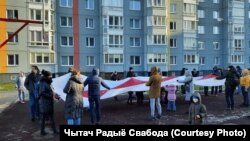Лукашенконун кызматтан кетишин талап кылган нааразылык жүрүшүнүн катышуучуларынын бир тобу. Минск. 2020-жылдын 6-декабры.