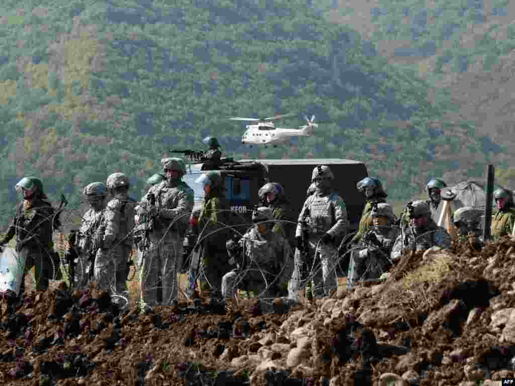Američki i njemački vojnici KFOR-a na graničnom prelazu jarinje, 27.09.2011. Foto: AFP