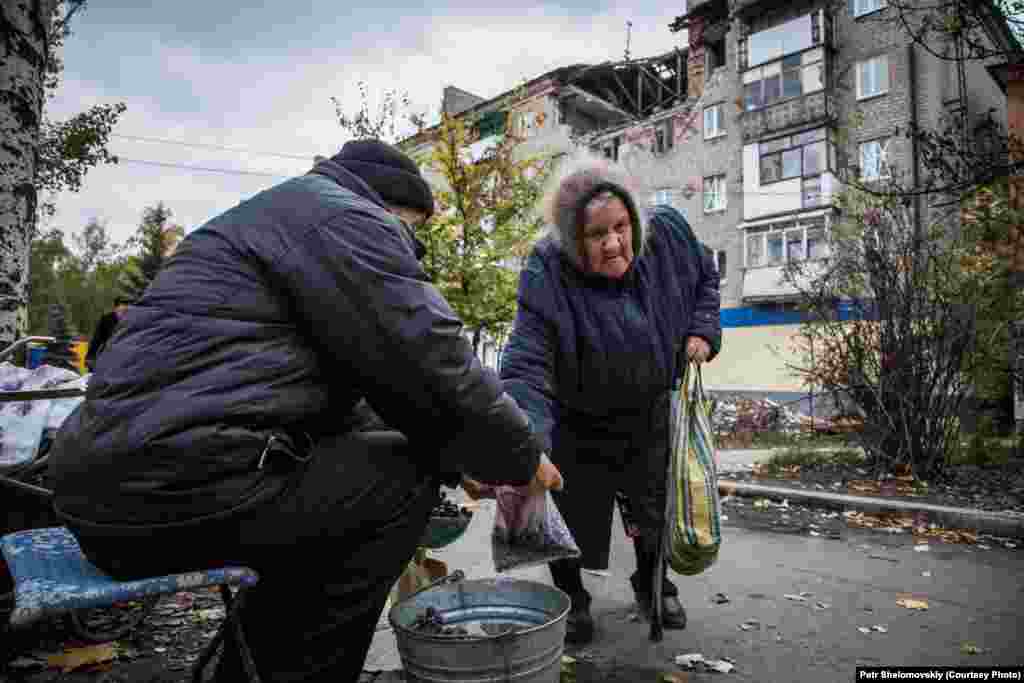Житель Горлівки – Микола – продає виноград, який він вирощує у своєму саду. Населення повертається в свої будинки, але знайти роботу дуже складно, Горлівка, Донецька область, жовтень 2014 року