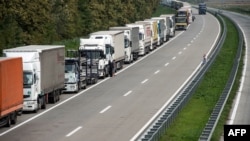 Kolona kamiona na autoputu ka graničnom prelazu Batrovci, 24. septembar 2015.