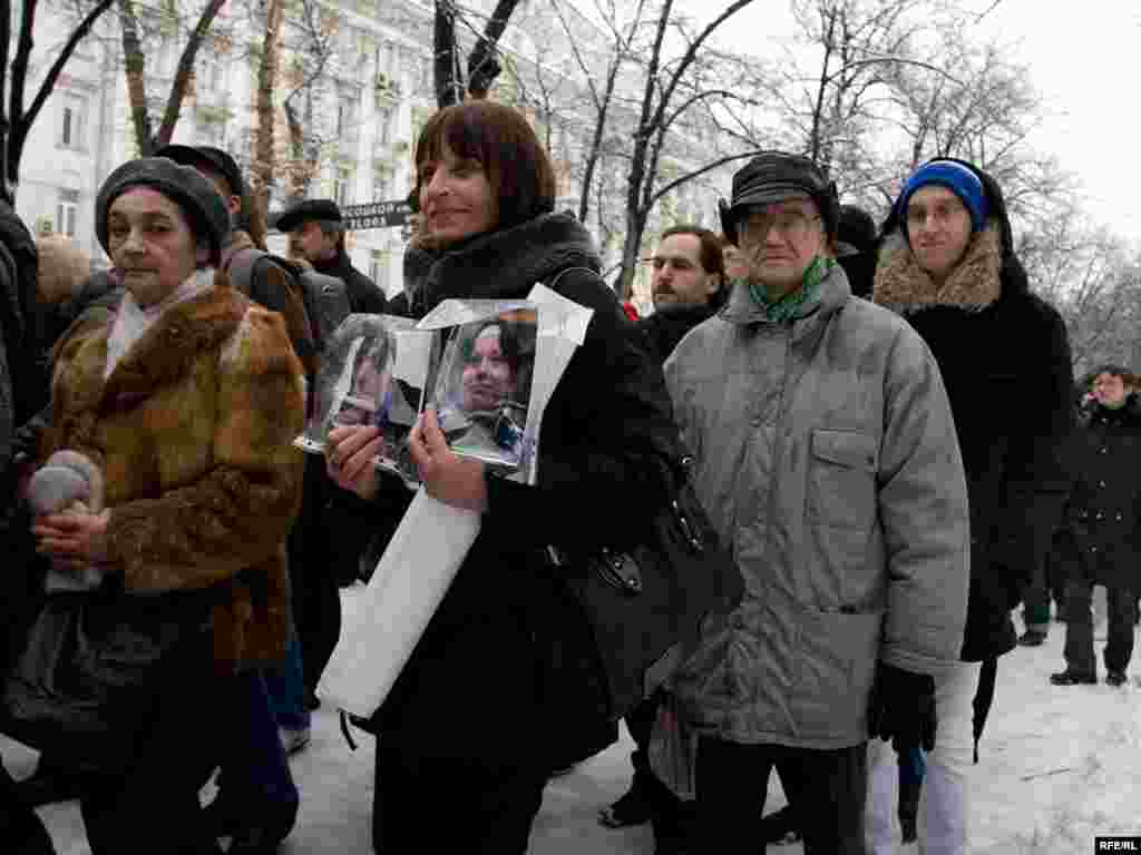Во время шествия участники этой акции выкрикивали: "Нет фашистам!", "Найти убийц!", "Государство прикрывает убийц!".
