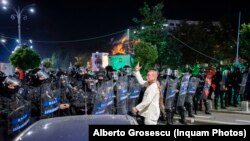 ROMANIA - colonelul Cătălin Paraschiv, dirijând forțele de jandarmi la 10 august 2018