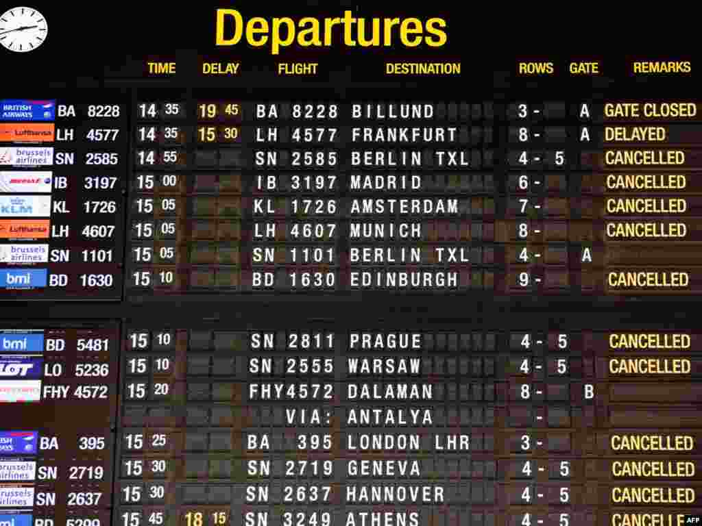 Elektronska tabla na aerodromu u Briselu pokazuje otkazane letove
