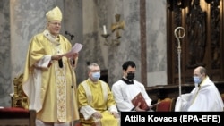 Глава Угорської католицької церкви, архиєпископ Естергом-Будапешта, кардинал Петер Ердо (ліворуч) проводить різдвяну месу, місто Естергом, Угорщина, 25 грудня 2020 року