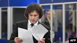 Прем’єр-міністр Грузії Іраклій Кобахідзе перевіряє документи на відкритті пленарного засідання саміту Європейського політичного співтовариства в Будапешті 7 листопада