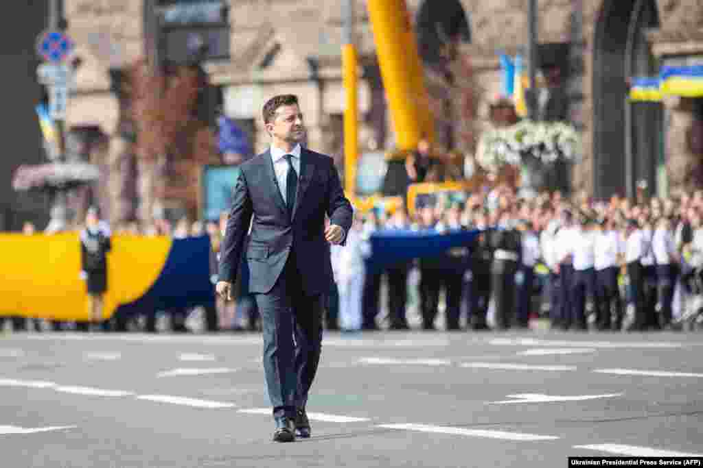 Президент Владимир Зеленский эгемендик күнүнө карата өткөрүлгөн парадды кабыл алды.
