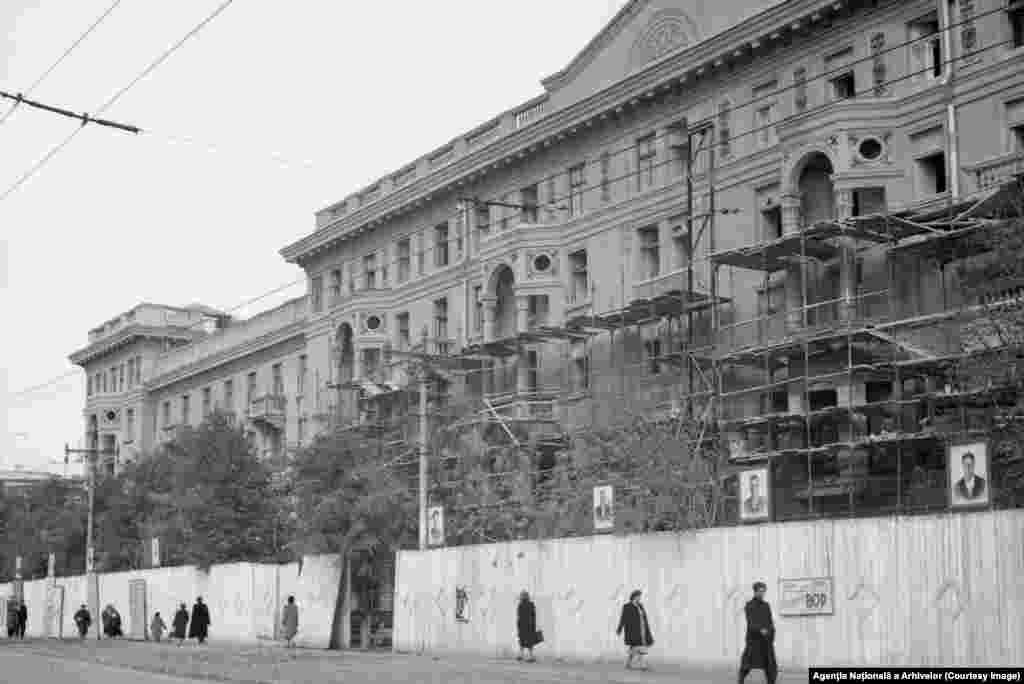 O clădire de pe strada Armenească din capitala Republicii Moldova, în prezent și în anii 70 ai secolului trecut. 