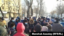 Алматыдагы Астана аянтынын жанында нааразылыкка чыккандарды полиция тосуп турат. 2021-жылдын 10-январы.