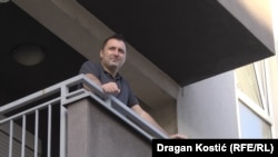 Aleksandar Obradović na terasi svog stana u Valjevu tokom kućnog pritvora, 21. novembar 2019.