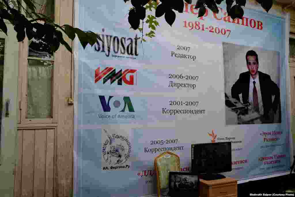 26 жаштагы журналистти 2007-жылдын 24-октябрында белгисиз кишилер Оштун Масалиев көчөсүндө атып кеткен. Ал ошол жерде каза тапкан. Кылмыштын бети азыркыга чейин ачыла элек. Курч макалалары менен таанылган Алишер Саипов ал кезде 26 гана жашта эле. 