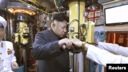 Лидер Северной Кореи Ким Чен Ын на капитанском мостике подводной лодки. Иллюстративное фото.