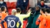 Paris St.Germain vs Istanbul Basakehir - echipa turcă (portocaliu) îndemnată de colegul lor Demba Ba să părăsească terenul după o expresie rasistă a arbitrului român Sebastian Colțescu , 8 decembrie 2020.