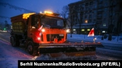 Водіїв просять віддати сьогодні перевагу громадському транспорту і не залишати авто на тротуарах, крайніх смугах доріг та на узбіччях, аби не заважати роботі спецтехніки (фото архівне)