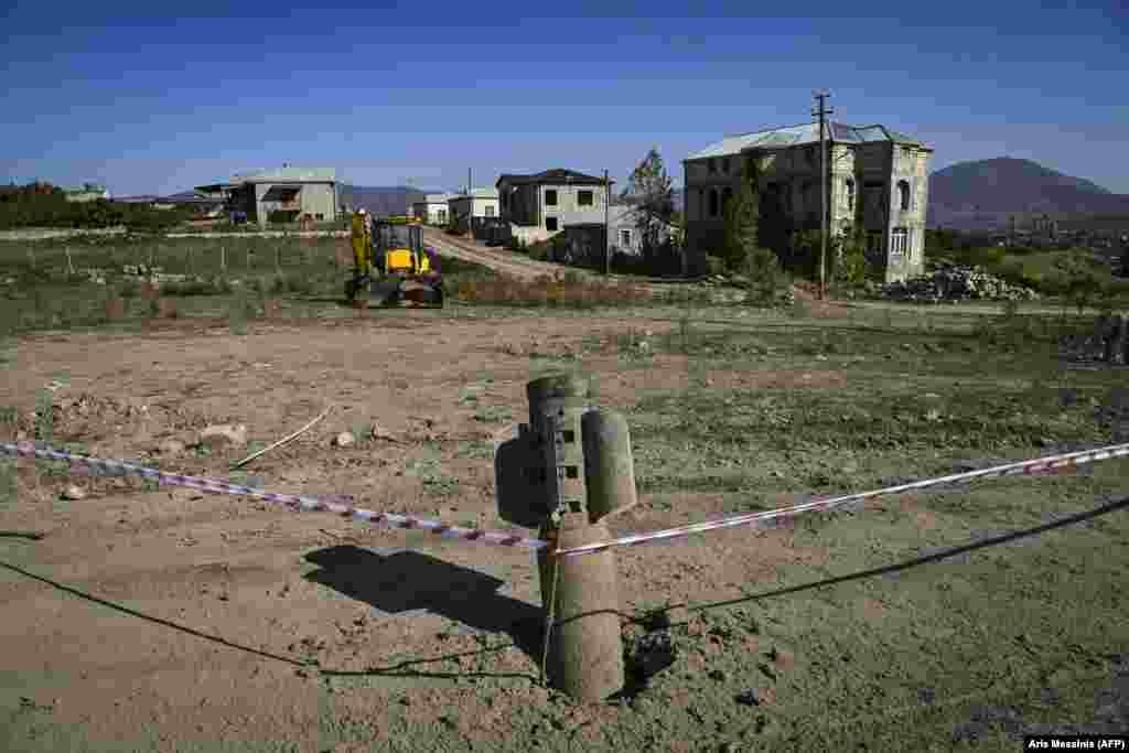 Ракета системы БМ-30 «Смерч» российского производства не взорвалась на окраине Степанакерта (известного азербайджанцам как Ханкенди), столице самопровозглашенной Нагорно-Карабахской республики. Россия входит в ОБСЕ и координирует переговоры между Арменией и Азербайджаном, но Кремль также продает оружие обеим сторонам. Фото от 12 октября 2020