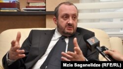 Маргвелашвили может обойтись и без ярких выступлений – на его стороне коалиция "Грузинская мечта", и он – несомненный фаворит этой гонки, что признают и его оппоненты