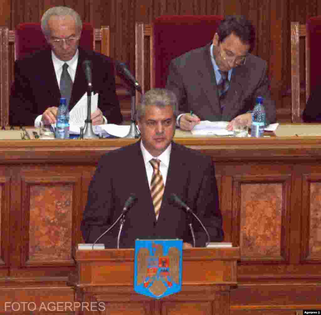 Legislatura 2000-2004 Camera Deputaților - președinte - Valer Dorneanu (PSD) Senat - președinte - Nicolae Văcăroiu (PSD) În imagine, Nicolae Văcăroiu (stg), Adrian Năstase (centru), Valer Dorneanu (dr.) la o ședință solemnă a Parlamentului din 2004.