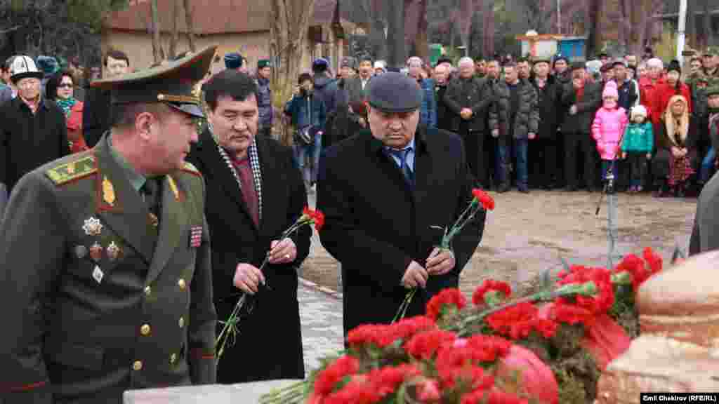Кожобек Рыспаев жана ооганчы, генерал-полковник Абдыгул Чотбаев