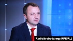 Більшість педагогічних працівників, каже мовний омбудсмен Тарас Кремінь, також на недостатньому рівні володіють українською жестовою мовою