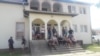 Kako tvrde meštani Vrbovca u protestu, u kosovskim i srpskim institucijama se zapošljavaju ljudi koji žive u Srbiji, a ne na Kosovu i da ima i onih koji primaju duple plate dok “za običan narod nema zaposlenja”, Vitina, 6. avgust 2021. 