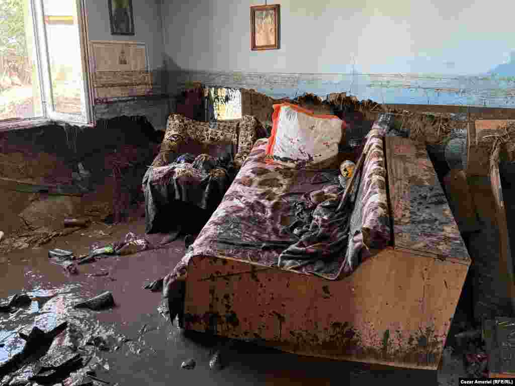 Apa din casele locuitorilor din comuna Slobozia Conachi a ajuns și la 1,5 metri înălțime. Majoritatea caselor sunt din chirpici și nu mai pot fi reparate: 80% din din comună a fost afectată de ape.