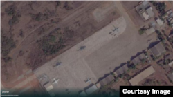 Разгрузка самолета в аэропорту Бамако 13 декабря. Источник: Planet Labs