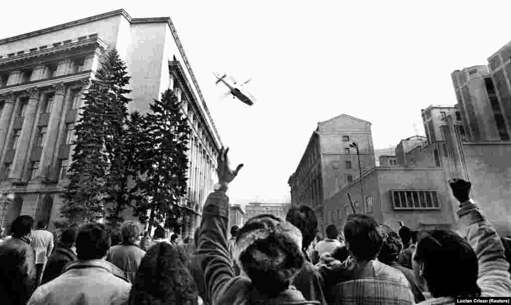 Декабрь 1989 года: революция в Румынии. После того как в результате расправы с демонстрантами в городе Тимишоара гибнут десятки людей, в центре Бухареста на созванном властями митинге собравшиеся неожиданно освистывают диктатора Николае Чаушеску. Тот бежит из столицы на вертолете, но вскоре оказывается под арестом. Через пару дней Чаушеску с женой казнят по приговору военного трибунала. 