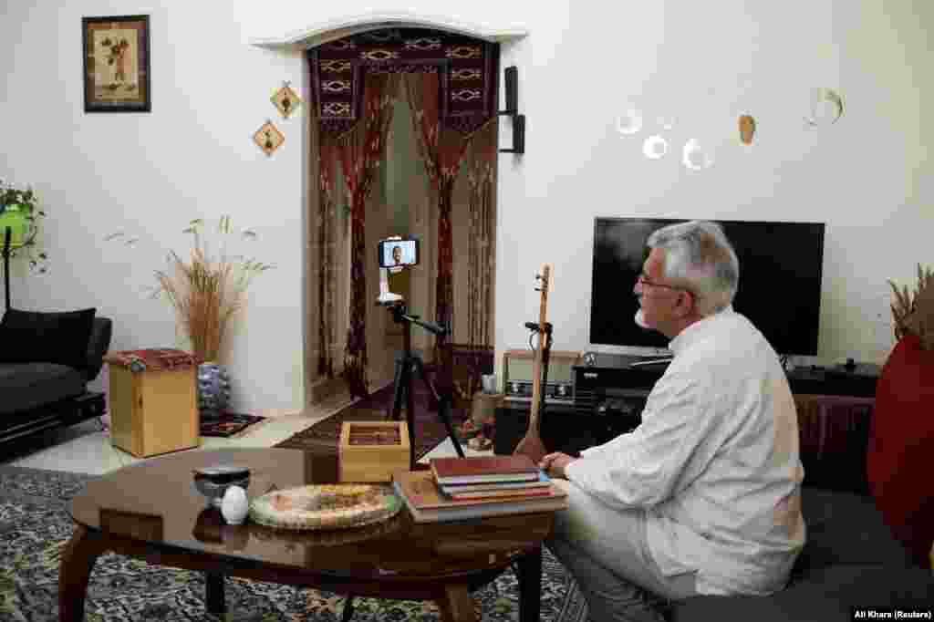 Pevač tradicionalne iranske muzike uči pevanju mladog studenta preko mobilnog telefona u Theranu, 15. aprila 2020. godine.