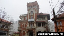 Vila de patrimoniu, construită în perioada interbelică de arhitectul Toma Socolescu, a fost una dintre locuințele lui S.O.Vântu. I se spune „palatul”